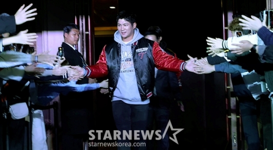 '2024 신한 SOL 뱅크 KBO리그' 미디어데이가 지난 3월 22일 오후 서울 롯데호텔 크리스탈볼룸에서 열렸다. LG 오지환이 팬들의 환영을 받으며 입장하고 있다. /사진=김진경 대기자
