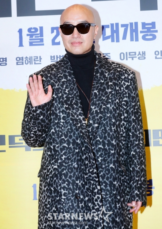 배우 홍석천이 11일 오후 서울 용산구 아이파크몰 CGV에서 진행된 영화 '시민덕희' VIP시사회에 참석해 포즈를 취하고 있다. '시민덕희'는 보이스피싱을 당한 평범한 시민 덕희(라미란 분)에게 사기 친 조직원 재민(공명 분)의 구조 요청이 오면서 벌어지는 통쾌한 추적극이다. 오는 24일 개봉. 2024.01.11 /사진=김창현