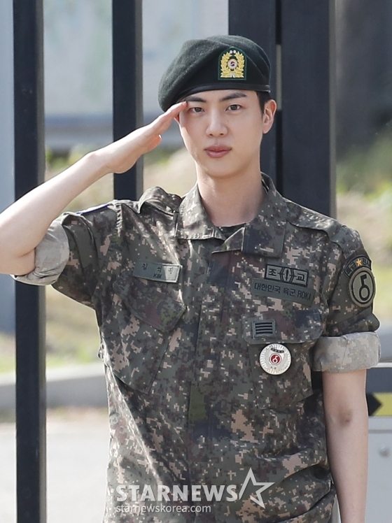 (연천=뉴스1) 권현진 기자 = 그룹 방탄소년단(BTS) 맏형 진이 12일 오전 경기도 연천 소재 육군 제5보병사단 신병교육대대에서 육군 현역으로 군 복무를 마친 뒤 인사를 하고 잇다. 2024.6.12/뉴스1 Copyright (C) 뉴스1. All rights reserved. 무단 전재 및 재배포, AI학습 이용 금지. /사진=(연천=뉴스1) 권현진 기자