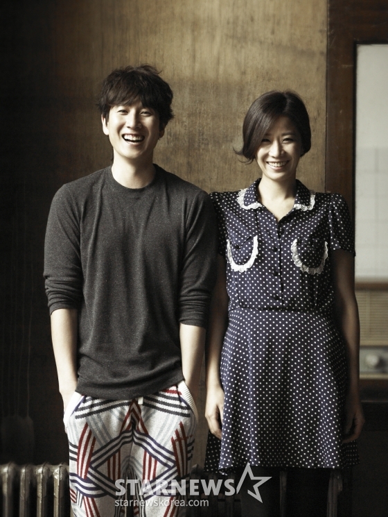 '배우 부부' 이선균 전혜진은 연극 'Love, Love, Love'에서 부부로 함께 연기한다.