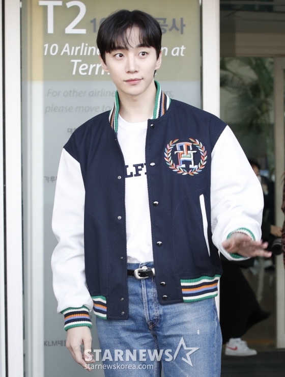 (인천공항=뉴스1) 권현진 기자 = 배우 이준호가 8일 인천국제공항 2터미널에 도착해 미국 뉴욕으로 출국하기 전 인사를 하고 있다. 2024.2.8/뉴스1  Copyright (C) 뉴스1. All rights reserved. 무단 전재 및 재배포,  AI학습 이용 금지. /사진=(인천공항=뉴스1) 권현진 기자