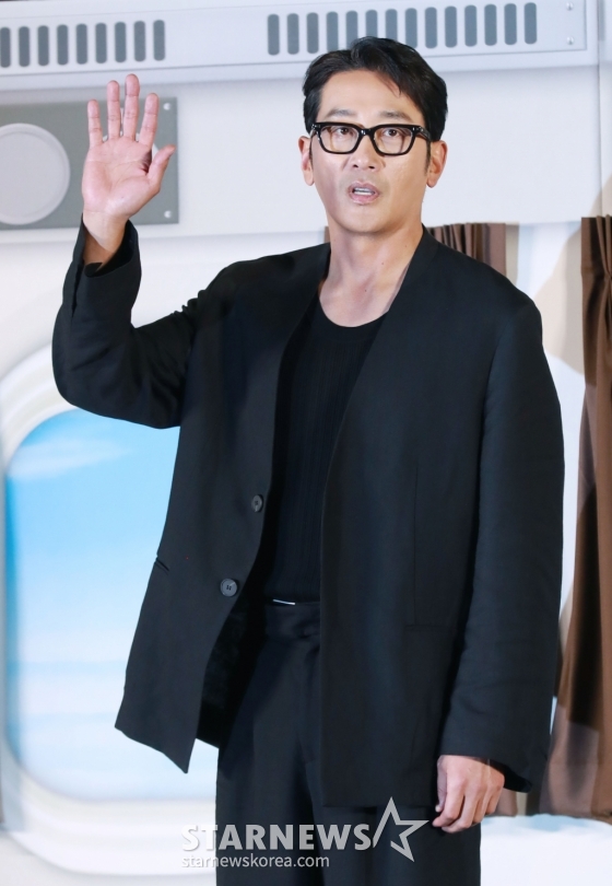 배우 하정우가 22일 오전 서울 CGV용산아이파크몰에서 진행된 영화 '하이재킹'(감독 김성한) 제작발표회에 참석해 포즈를 취하고 있다. 1971년 대한민국 상공, 여객기가 공중 납치되면서 벌어지는 극한의 상황을 담은 영화 ‘하이재킹’은 6월 21일 개봉한다. /2024.05.22 /사진=이동훈