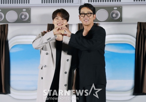 배우 여진구, 하정우가 22일 오전 서울 CGV용산아이파크몰에서 진행된 영화 '하이재킹'(감독 김성한) 제작발표회에 참석해 포즈를 취하고 있다.   1971년 대한민국 상공, 여객기가 공중 납치되면서 벌어지는 극한의 상황을 담은 영화 ‘하이재킹’은 6월 21일 개봉한다. /2024.05.22 /사진=이동훈