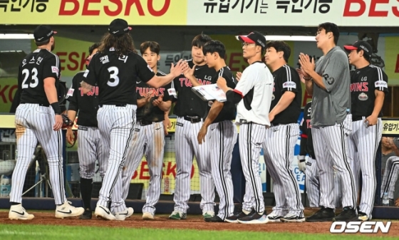 LG 트윈스 선발 투수 켈리(왼쪽에서 두 번째)가 13일 대구 삼성전에서 8회 투구를 마친 뒤 동료들과 하이파이브를 하고 있다.
