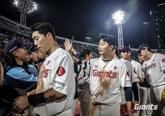 롯데 선수단이 13일 사직 키움전 승리 후 기뻐하고 있다. /사진=롯데 자이언츠 제공