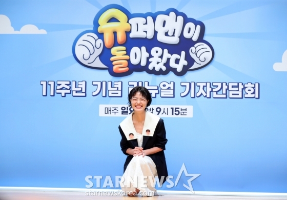 [서울=뉴시스] 김혜진 기자 = 방송인 안영미가 14일 오전 서울 영등포구 KBS 아트홀에서 열린 '슈퍼맨이 돌아왔다' 11주년 기념 리뉴얼 기자간담회에서 포즈를 취하고 있다. 2024.06.14. jini@newsis.com /사진=김혜진