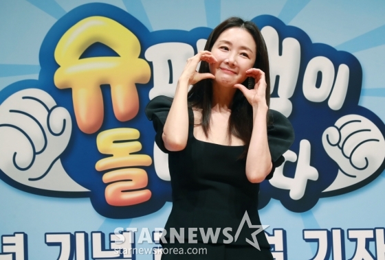 배우 최지우가 14일 오전 서울 여의도 KBS에서 진행된 2TV 예능 '슈퍼맨이 돌아왔다' 11주년 기자간담회에 참석해 포즈를 취하고 있다. /2024.06.14 /사진=이동훈