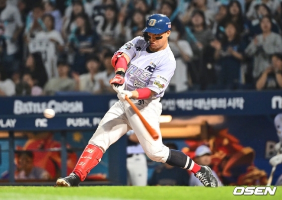 NC 손아섭이 14일 창원 삼성전에서 6회 말 솔로홈런을 기록하고 있다.