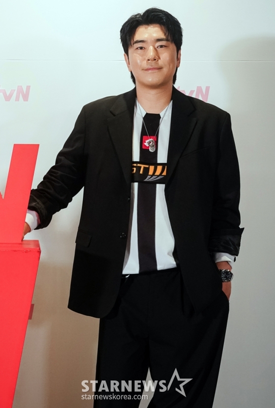 배우 이시언이 28일 오후 온라인으로 진행된 tvN 드라마 '플레이이어2: 꾼들의 전쟁' 제작발표회에 참석해 포즈를 취하고 있다. 2024. 05.28 사기꾼, 해커, 파이터, 드라이버! 더 강력해진 '꾼'들이 돌아왔다! '가진 놈'들을 시원하게 털어버리는 팀플레이 액션 사기극으로 오는 3일 첫 방송된다. 2024.05.28 <사진=tvN 제공> /사진=임성균