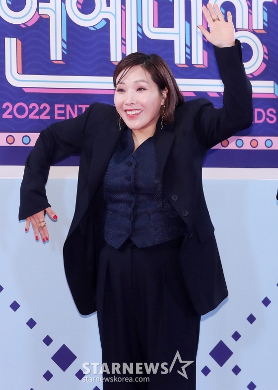 방송인 신봉선이 29일 오후 서울 마포구 상암동 MBC사옥에서 진행된 '2022 MBC 방송연예대상' 레드카펫 행사에 참석해 포즈를 취하고 있다. 2022.12.29