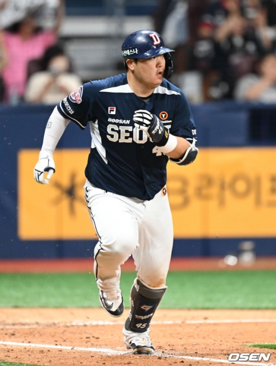 두산 김기연이 15일 고척 키움전 8회초 1사 2, 3루에서 중전 2타점 적시타를 치고 있다.