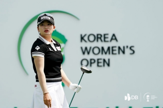 노승희가 16일 DB그룹 한국여자오픈 4라운드에서 티샷을 치고 타깃 방향을 바라보고 있다. /사진=대회조직위 제공