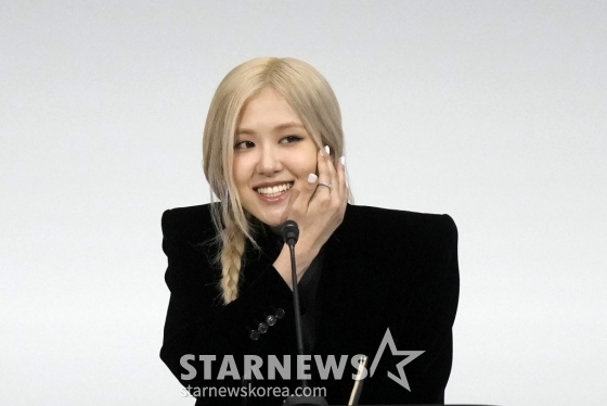 [쿠퍼티노=AP/뉴시스] 걸그룹 블랙핑크의 로제가 17일(현지시각) 미 캘리포니아주 쿠퍼티노의 애플 본사에서 아시아태평양경제협력체(APEC) 정상회의 참석 정상 배우자들을 대상으로 열린 정신 건강 행사에 참석해 발언하고 있다. 로제는 정신적으로 힘들었던 자기 경험을 공유하며 정신 건강의 중요성을 이야기했다. 2023.11.18. /사진=민경찬