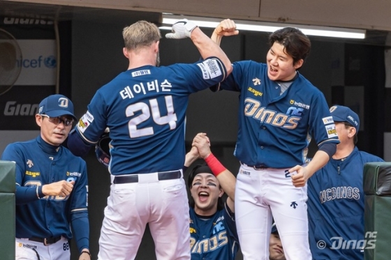 NC 박민우(오른쪽)와 맷 데이비슨이 세리머니를 하고 있다. /사진=NC 다이노스 제공