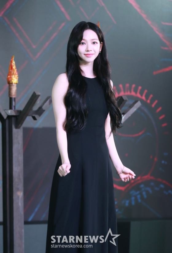 에스파 카리나가 18일 오전 서울 마포구 호텔 나루 서울에서 진행된 넷플릭스 예능 '미스터리 수사단' 제작발표회에 참석해 포즈를 취하고 있다. /2024.06.18 /사진=이동훈