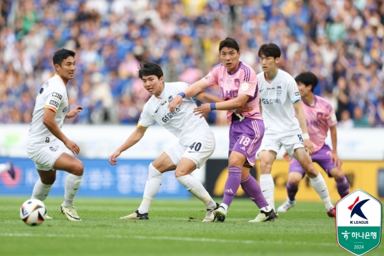 주민규(18번)가 상대 선수와 몸싸움하고 있다. /사진=한국프로축구연맹 제공