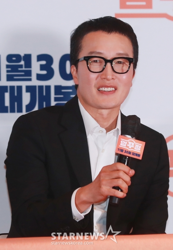 배우 최병모가 28일 오후 서울 롯데시네마 건대입구점에서 진행된 영화 '압꾸정'(감독 임진순) 언론시사회에 참석해 질문에 답하고 있다. 샘솟는 사업 아이디어로 입만 살아있는 압구정 토박이 대국(마동석)이 한때 실력파였던 성형외과 의사 지우(정경호)와 손잡고 K-뷰티 사업을 시작하는 내용을 담은 '압꾸정'은 오는 30일 개봉한다. /2022.11.28