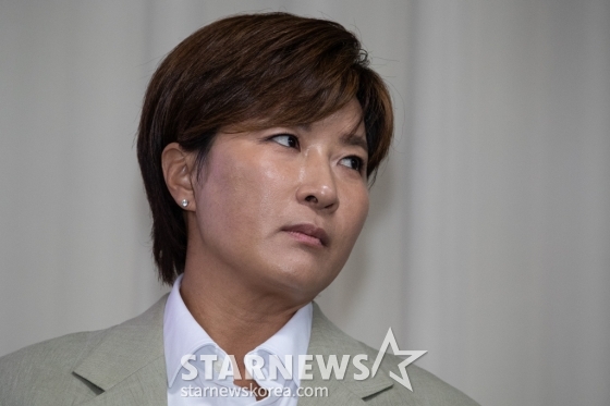 (서울=뉴스1) 유승관 기자 = 박세리 박세리희망재단 이사장이 18일 서울 강남구 스페이스쉐어 삼성코엑스센터에서 열린 자신의 부친 고소와 관련 입장발표 기자회견에 참석하고 있다.  앞서 재단은 지난 11일 박세리의 부친 박준철 씨를 사문서 위조 및 위조사문서행사 혐의로 고소했다. 박 씨 부친은 국제골프학교 설립 업체로부터 참여 제안을 받고 재단의 법인 도장을 몰래 제작해 사용한 혐의를 받는다. 2024.6.18/뉴스1  Copyright (C) 뉴스1. All rights reserved. 무단 전재 및 재배포,  AI학습 이 /사진=(서울=뉴스1) 유승관 기자