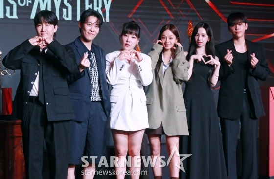 이용진, 존박, 이은지, 혜리, 카리나, 김도훈이 18일 오전 서울 마포구 호텔 나루 서울에서 진행된 넷플릭스 예능 '미스터리 수사단' 제작발표회에 참석해 포즈를 취하고 있다. /2024.06.18 /사진=이동훈