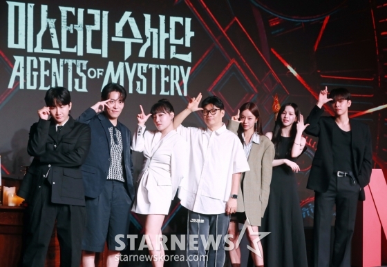이용진, 존박, 이은지, 정종연 PD, 혜리, 카리나, 김도훈이 18일 오전 서울 마포구 호텔 나루 서울에서 진행된 넷플릭스 예능 '미스터리 수사단' 제작발표회에 참석해 포즈를 취하고 있다. /2024.06.18 /사진=이동훈