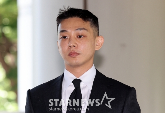 (서울=뉴스1) 박지혜 기자 = 마약 투약 혐의를 받는 배우 유아인(본명 엄홍식)이 18일 오후 서울 서초구 서울중앙지법에서 열린 6차 공판에 출석하고 있다. 유아인은 지난 2020년 9월부터 2022년 3월까지 미용 시술을 위한 수면 마취를 가장하는 방식 등으로 181차례에 걸쳐 프로포폴 등을 상습 투약한 혐의를 받고 있다. 앞서 열린 공판에서 유아인 측은 프로포폴, 대마 혐의만 일부 인정했다. 대마 흡연 교사, 증거 인멸 교사 혐의에 대해서는 인정하지 않았다. 2024.6.18/뉴스1 Copyright (C) 뉴스1 /사진=(서울=뉴스1) 박지혜 기자