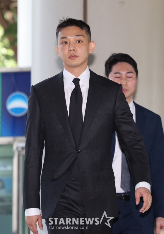 (서울=뉴스1) 박지혜 기자 = 마약 투약 혐의를 받는 배우 유아인(본명 엄홍식)이 18일 오후 서울 서초구 서울중앙지법에서 열린 6차 공판에 출석하고 있다. 유아인은 지난 2020년 9월부터 2022년 3월까지 미용 시술을 위한 수면 마취를 가장하는 방식 등으로 181차례에 걸쳐 프로포폴 등을 상습 투약한 혐의를 받고 있다. 앞서 열린 공판에서 유아인 측은 프로포폴, 대마 혐의만 일부 인정했다. 대마 흡연 교사, 증거 인멸 교사 혐의에 대해서는 인정하지 않았다. 2024.6.18/뉴스1 Copyright (C) 뉴스1 /사진=(서울=뉴스1) 박지혜 기자