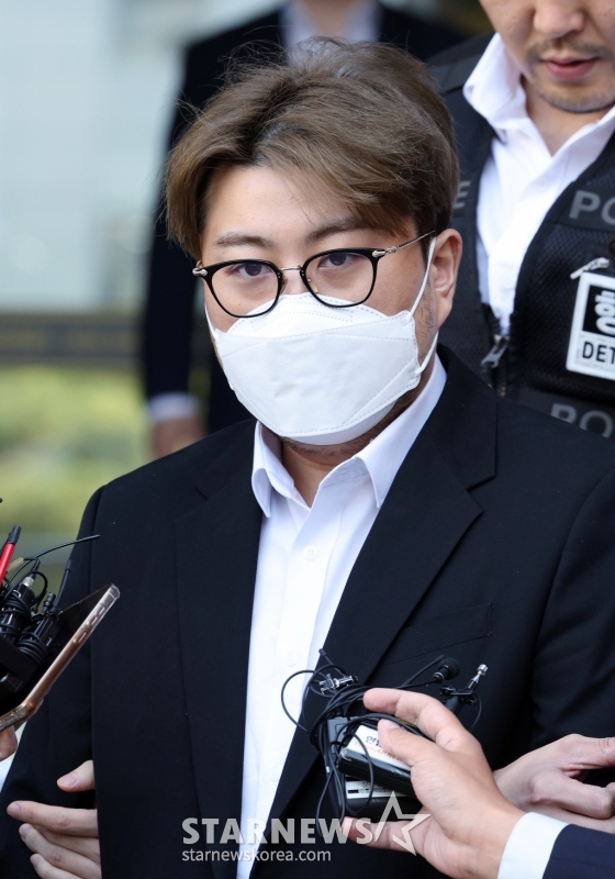 (서울=뉴스1) 박정호 기자 = '음주 뺑소니' 혐의를 받는 트로트 가수 김호중 씨가 31일 오전 서울 강남경찰서에서 나와 검찰로 구속 송치되고 있다. 김 씨는 지난 9일 오후 11시40분쯤 서울 강남구 압구정 도로에서 음주 상태로 운전하다 택시와 접촉 사고를 내고 도주한 혐의를 받는다. 또한 도주 후 김 씨는 소속사 직원에게 허위 자수를 종용하고 자신의 아이폰 3대를 압수한 경찰에게 비밀번호를 제공하지 않는 등 여러 차례 범행을 숨기려 한 혐의도 있다. 한편 김 씨의 모교인 경북 김천예술고 교내 쉼터에 있던 '트바로티의 집' /사진=(서울=뉴스1) 박정호 기자