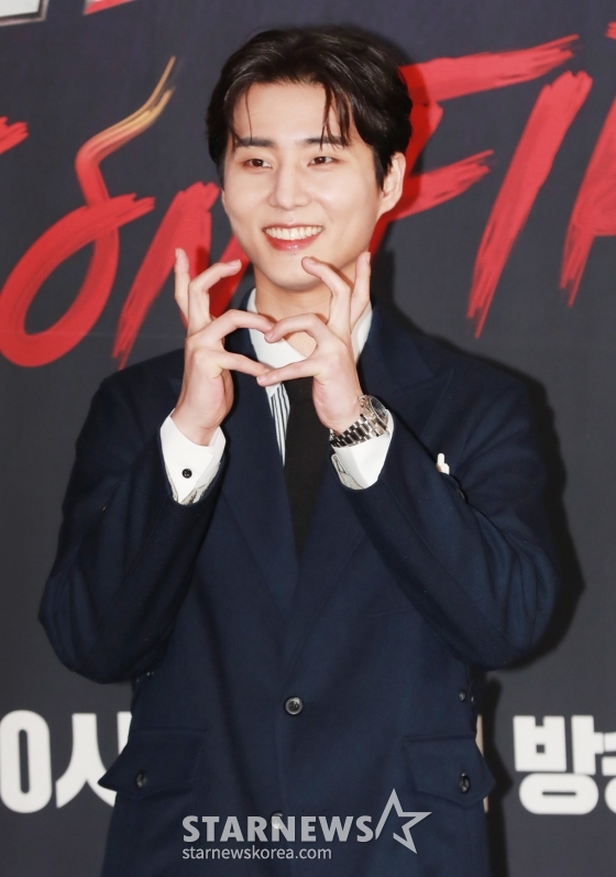 데이식스 영케이가 16일 오후 서울 마포구 상암동 스탠포드호텔에서 진행된 JTBC 예능 '걸스 온 파이어' 제작발표회에 참석해 포즈를 취하고 있다. 'NEW K-POP'을 제안할 여성 보컬 그룹 결성 오디션 프로그램 '걸스 온 파이어'는 오늘(16일) 첫 방송된다. /2024.04.16 /사진=이동훈