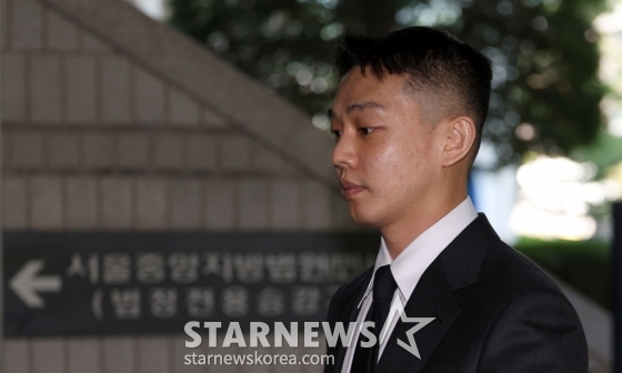 [서울=뉴시스] 김선웅 기자 = 상습 마약 투약 혐의로 기소된 배우 유아인(본명 엄홍식)이 18일 서울 서초구 서울중앙지법에서 열린 1심 6차 공판에 출석하고 있다. 2024.06.18. mangusta@newsis.com /사진=김선웅