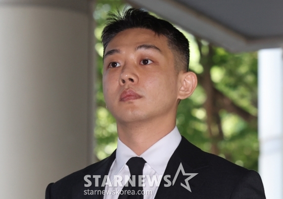 (서울=뉴스1) 박지혜 기자 = 마약 투약 혐의를 받는 배우 유아인(본명 엄홍식)이 18일 오후 서울 서초구 서울중앙지법에서 열린 6차 공판에 출석하고 있다. 유아인은 지난 2020년 9월부터 2022년 3월까지 미용 시술을 위한 수면 마취를 가장하는 방식 등으로 181차례에 걸쳐 프로포폴 등을 상습 투약한 혐의를 받고 있다. 앞서 열린 공판에서 유아인 측은 프로포폴, 대마 혐의만 일부 인정했다. 대마 흡연 교사, 증거 인멸 교사 혐의에 대해서는 인정하지 않았다. 2024.6.18/뉴스1 Copyright (C) 뉴스1 /사진=(서울=뉴스1) 박지혜 기자