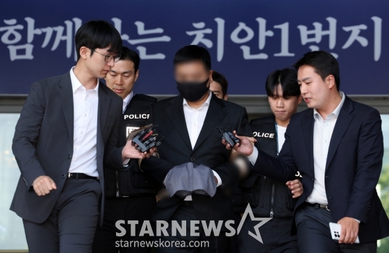 (서울=뉴스1) 박정호 기자 = '음주 뺑소니' 혐의를 받는 트로트 가수 김호중 씨의 범인도피교사 혐의를 받는 소속사 본부장 전 모 씨가 31일 오전 서울 강남경찰서에서 나와 검찰로 구속 송치되고 있다. 2024.5.31/뉴스1  Copyright (C) 뉴스1. All rights reserved. 무단 전재 및 재배포,  AI학습 이용 금지. /사진=(서울=뉴스1) 박정호 기자