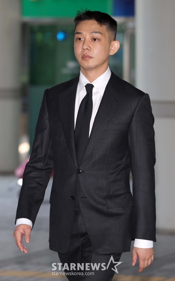 [서울=뉴시스] 김선웅 기자 = 상습 마약 투약 혐의로 기소된 배우 유아인(본명 엄홍식)이 18일 서울 서초구 서울중앙지법에서 열린 1심 6차 공판에 출석하고 있다. 2024.06.18. mangusta@newsis.com /사진=김선웅