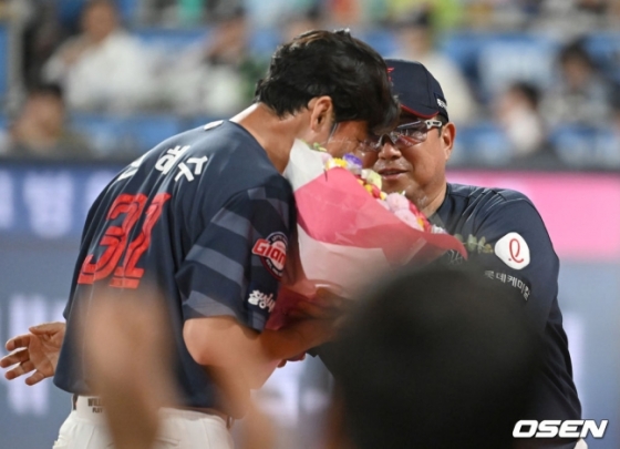 진해수(왼쪽)가 지난 18일 KT전 등판을 마친 뒤 김태형 롯데 감독으로부터 축하를 받고 있다. /사진=OSEN