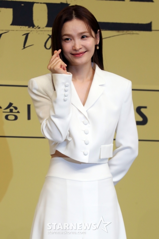 배우 전미도가 24일 오후 서울 목동 SBS에서 열린 금토드라마 '커넥션' 제작발표회에 참석해 포즈를 취하고 있다. 드라마 '커넥션'은 누군가에 의해 마약에 강제로 중독된 마약팀 에이스 형사가 변질된 우정, 그 커넥션의 전말을 밝혀내는 중독추적서스펜스로 24일 첫 방송된다. 2024.05.24 /사진=임성균