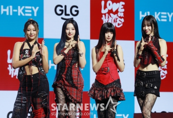 걸그룹 하이키가 19일 오후 서울 용산구 블루스퀘어에서 진행된 미니 3집 '러브 오어 헤이트' 발매기념 쇼케이스에서 포즈를 취하고 있다.  이번 앨범에는 타이틀곡 '뜨거워지자'(Let It Burn)'를 비롯해 '♥ Letter', '나를 위한, 나에 의한, 나만의 이야기'(Iconic), '국지성호우'(Rainfalls) 등 총 4곡이 수록됐다. /2024.06.19 /사진=이동훈