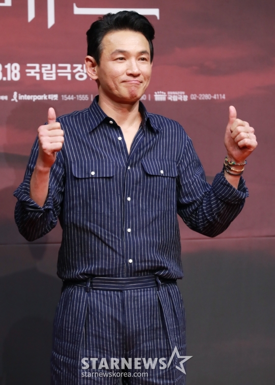 배우 황정민이 10일 오후 서울 국립극장에서 진행된 연극 '맥베스' 제작발표회에 참석해 포즈를 취하고 있다. /2024.05.10 /사진=이동훈