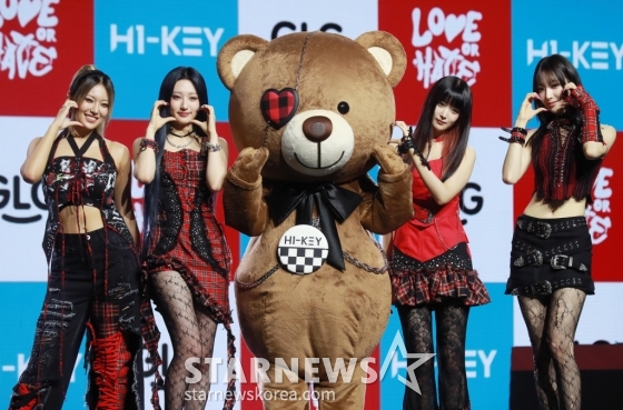 걸그룹 하이키가 19일 오후 서울 용산구 블루스퀘어에서 진행된 미니 3집 '러브 오어 헤이트' 발매기념 쇼케이스에서 마스코트 베니크와 포즈를 취하고 있다. 이번 앨범에는 타이틀곡 '뜨거워지자'(Let It Burn)'를 비롯해 '♥ Letter', '나를 위한, 나에 의한, 나만의 이야기'(Iconic), '국지성호우'(Rainfalls) 등 총 4곡이 수록됐다. /2024.06.19 /사진=이동훈