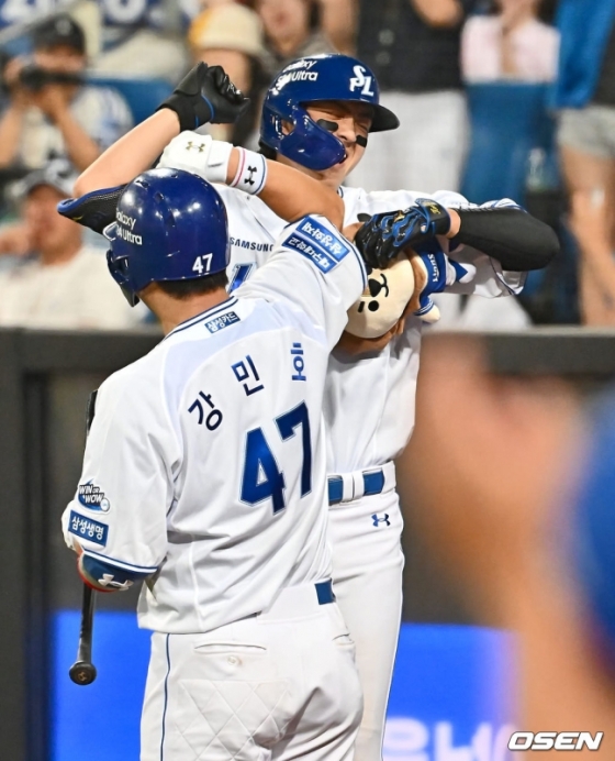 삼성 구자욱(오른쪽)이 19일 대구 SSG전 7회 말 1사 1, 2루에서 우월 3점 홈런을 치고 강민호와 기뻐하고 있다.