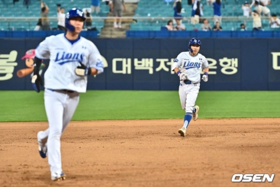 삼성 김지찬(오른쪽)이 19일 대구 SSG전 8회말 무사 1루에서 우월 2점 홈런을 치고 그라운드를 돌고 있다.