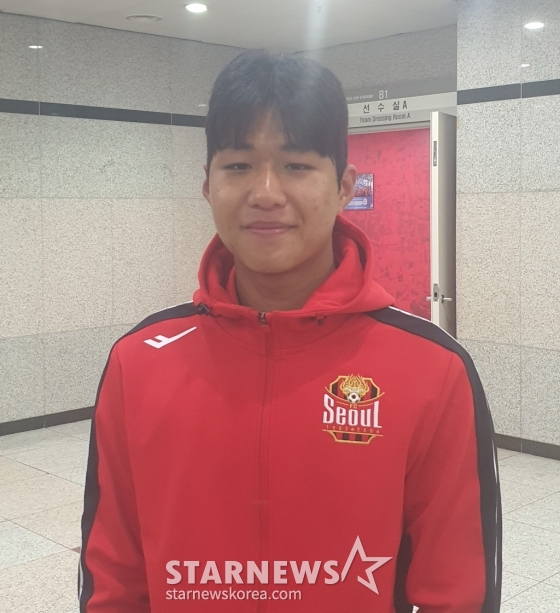 강주혁이 지난 19일 서울월드컵경기장에서 열린 FC서울 대 강원FC의 '2024 하나은행 코리아컵' 16강전 종료 후 믹스드존에서 사진 촬영에 임하고 있다. /사진=박재호 기자