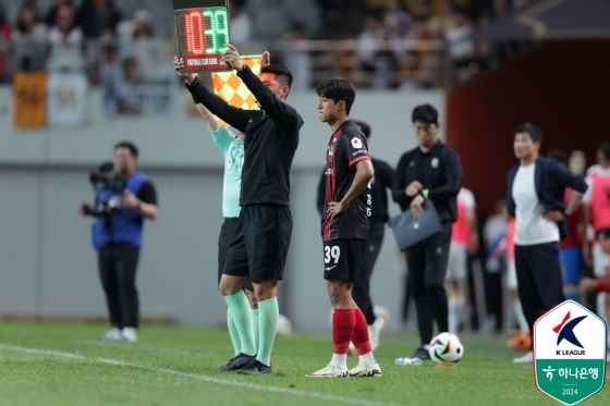 교체 출전을 기다리는 강주혁의 모습. /사진=한국프로축구연맹 제공