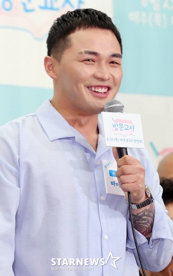 가수 마이크로닷이 21일 오후 서울 마포구 상암 스탠포드호텔에서 진행된 Mnet 예능프로그램 '방문교사' 제작발표회에 참석해 질의응답을 하고 있다. /사진=임성균