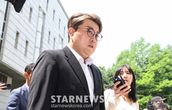(서울=뉴스1) 김성진 기자 = 음주 뺑소니 혐의를 받는 가수 김호중이 영장실질심사(구속 전 피의자심문)를 위해 24일 오전 서울 서초구 서울중앙지방법원에 출석하고 있다. (공동취재) 2024.5.24/뉴스1 Copyright (C) 뉴스1. All rights reserved. 무단 전재 및 재배포, AI학습 이용 금지. /사진=(서울=뉴스1) 김성진 기자