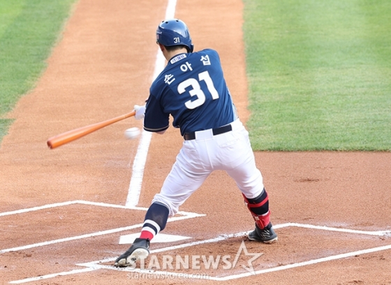 1회초 2루수 땅볼을 치는 손아섭. /사진=김진경 대기자