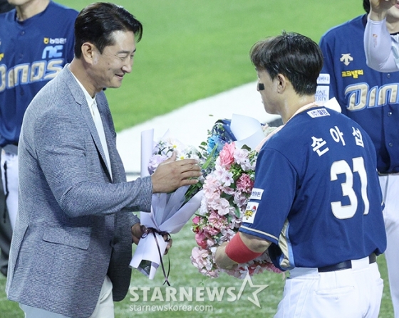 NC 손아섭이 20일 두산전 6회초 안타로 KBO 통산 최다안타 기록을 경신하고 박용택의 축하를 받고 있다. /사진=김진경 대기자