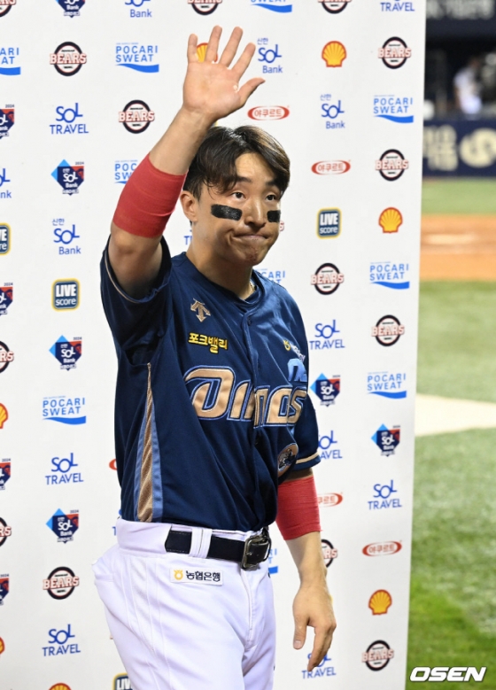 NC 손아섭이 20일 두산전 KBO 통산 최다안타 기록을 경신한 뒤 환호하는 팬들에게 손을 들어 화답하고 있다.