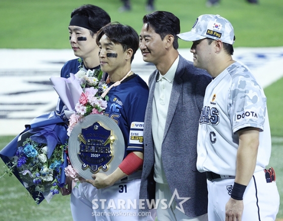 손아섭(왼쪽에서 2번째)이 박건우(왼쪽), 박용택(왼쪽에서 3번째, 양석환과 기념촬영을 하고 있다. /사진=김진경 대기자