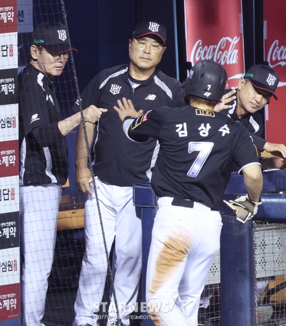 '2024 신한 SOL 뱅크 KBO리그' LG-KT 경기가 21일 서울 잠실야구장에서 열렸다. KT 김상수가 6회초 로하스의 적시타 때 홈을 밟은 후 더그아웃에서 이강철 감독의 환영을 받고 있다. /사진=김진경 대기자