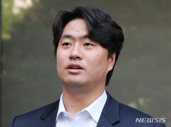 이영하가 지난 13일 항소심에서 무죄를 선고받고 취재진과 인터뷰를 하고 있다. /사진=뉴시스