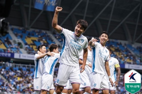 기뻐하는 이호재(왼쪽). /사진=한국프로축구연맹 제공